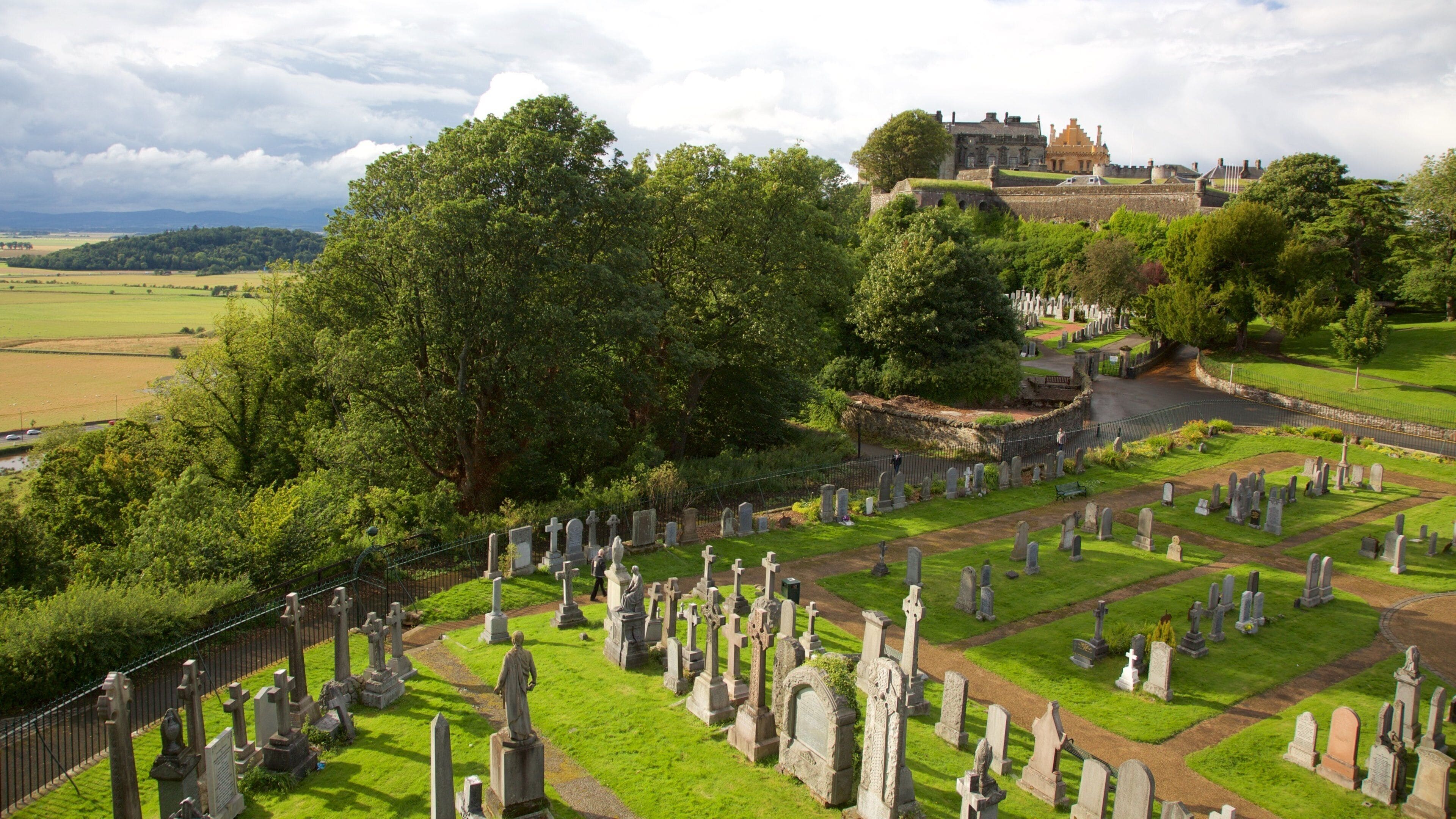 Stirling Castle showing a cemetery