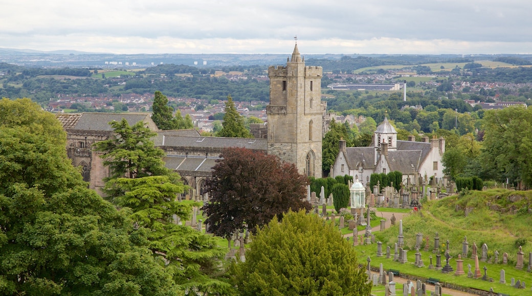 Church of the Holy Rude ofreciendo una pequeña ciudad o aldea