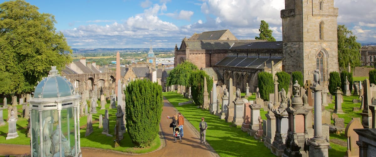 Church of the Holy Rude welches beinhaltet Kirche oder Kathedrale und Friedhof