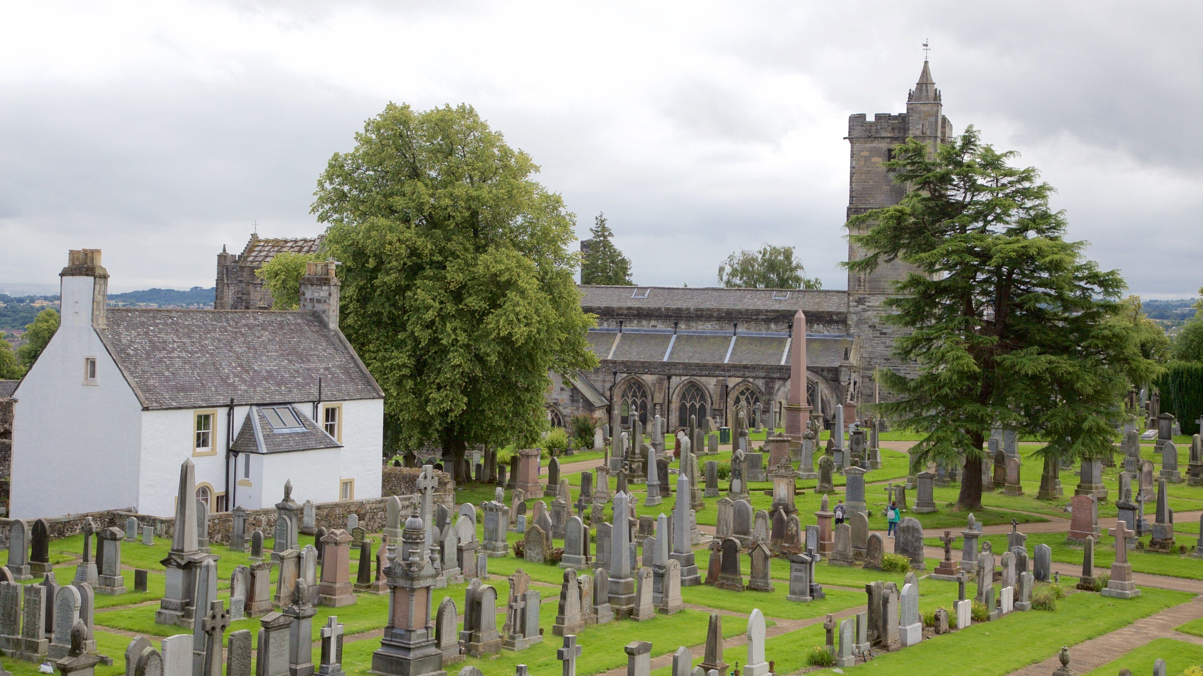 Church of the Holy Rude mostrando una iglesia o catedral y un cementerio