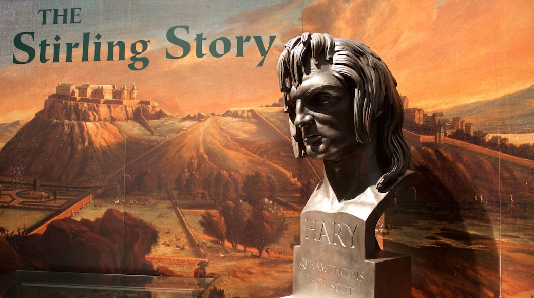 Smith Art Gallery and Museum som omfatter interiør og en statue eller en skulptur