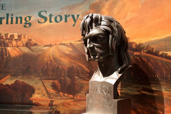 Smith Art Gallery and Museum welches beinhaltet Innenansichten und Statue oder Skulptur