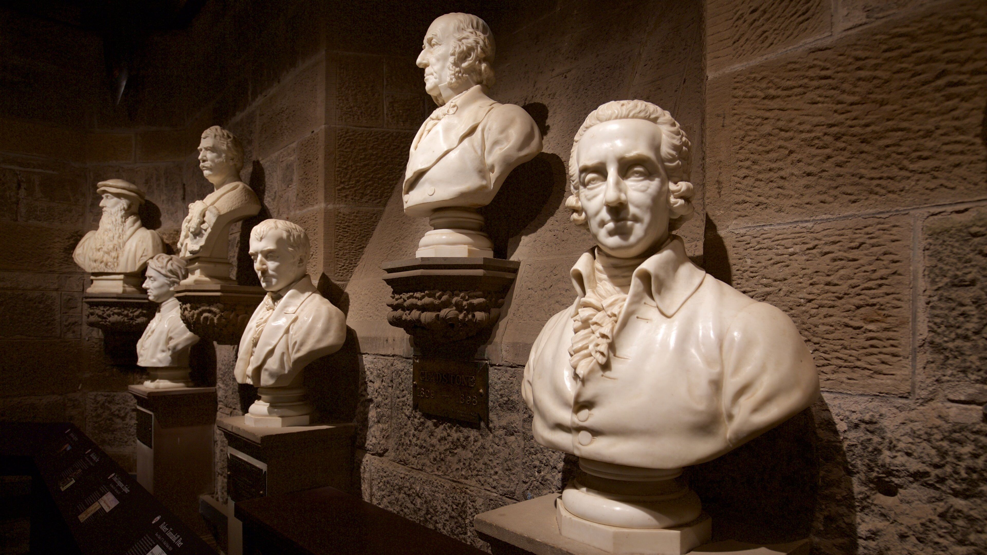 華勒士紀念塔 呈现出 古蹟 和 內部景觀