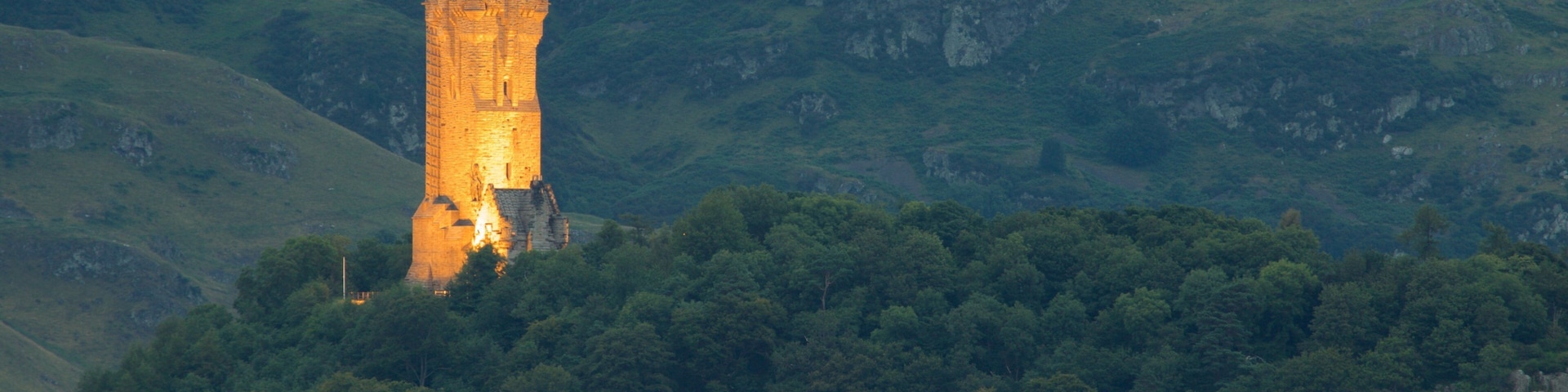 National Wallace Monument que inclui cenas noturnas, um monumento e cenas de floresta