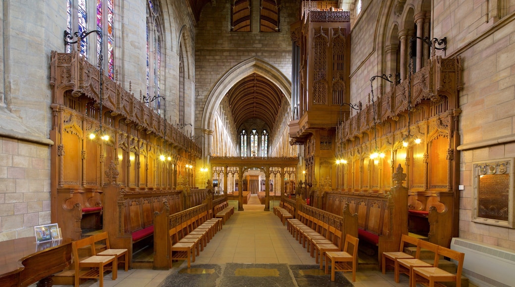 Dunblane Cathedral che include vista interna, elementi religiosi e chiesa o cattedrale