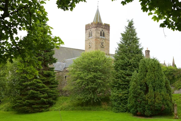 Dunblane Cathedral das einen Garten