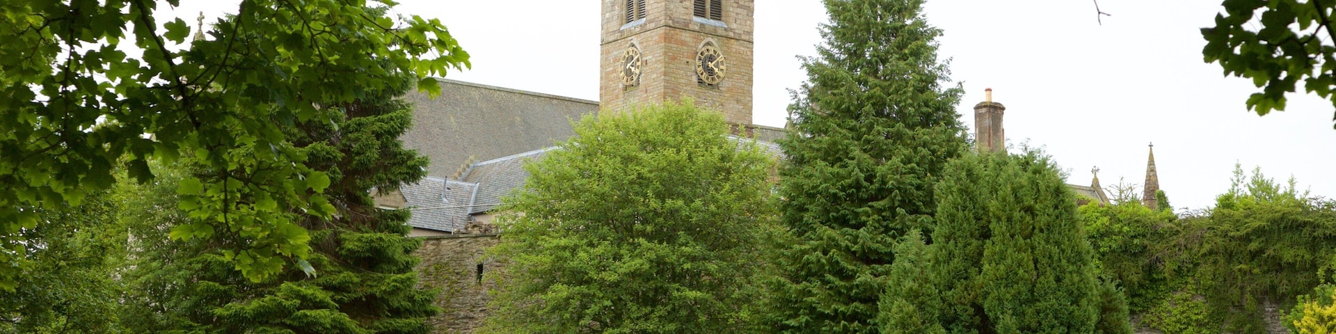 Dunblane Cathedral das einen Garten