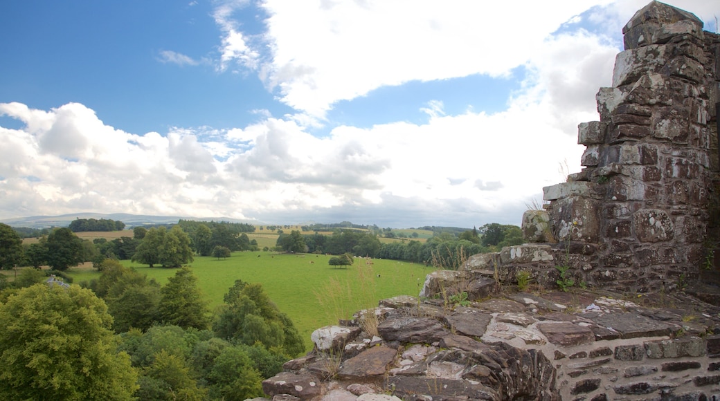 Castelo de Doune mostrando elementos de patrimĂŽnio e fazenda