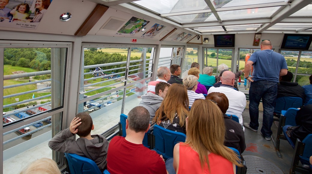 Falkirk Wheel i tillegg til en stor gruppe med mennesker