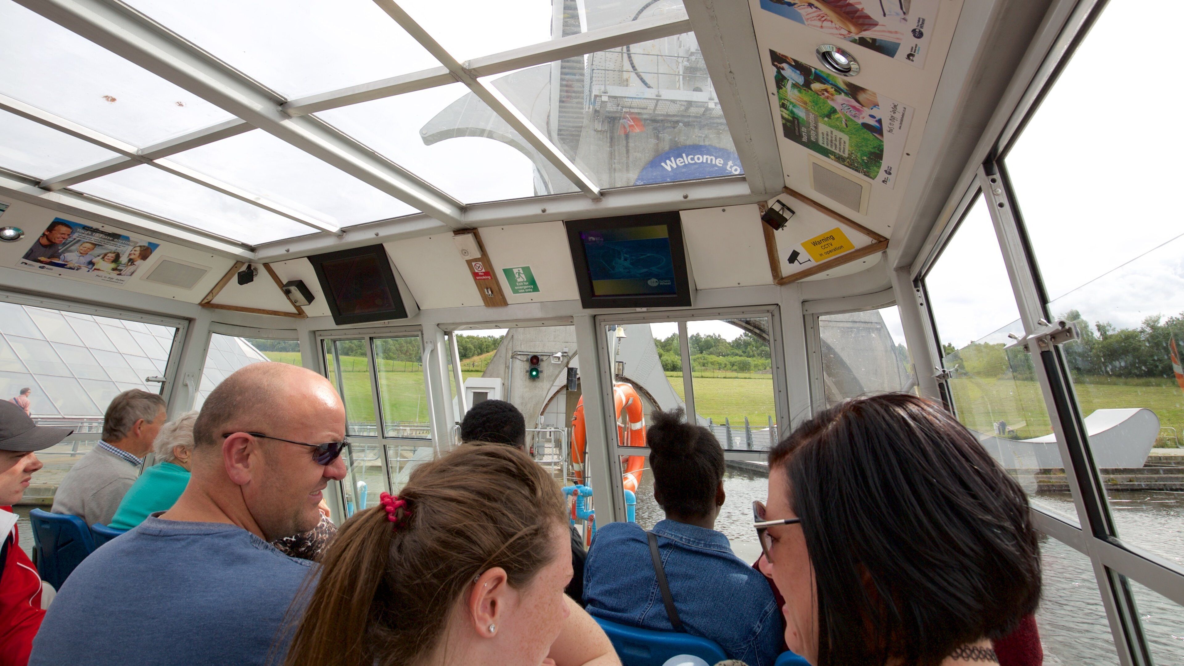 Falkirk Wheel som viser båter og innendørs i tillegg til en stor gruppe med mennesker