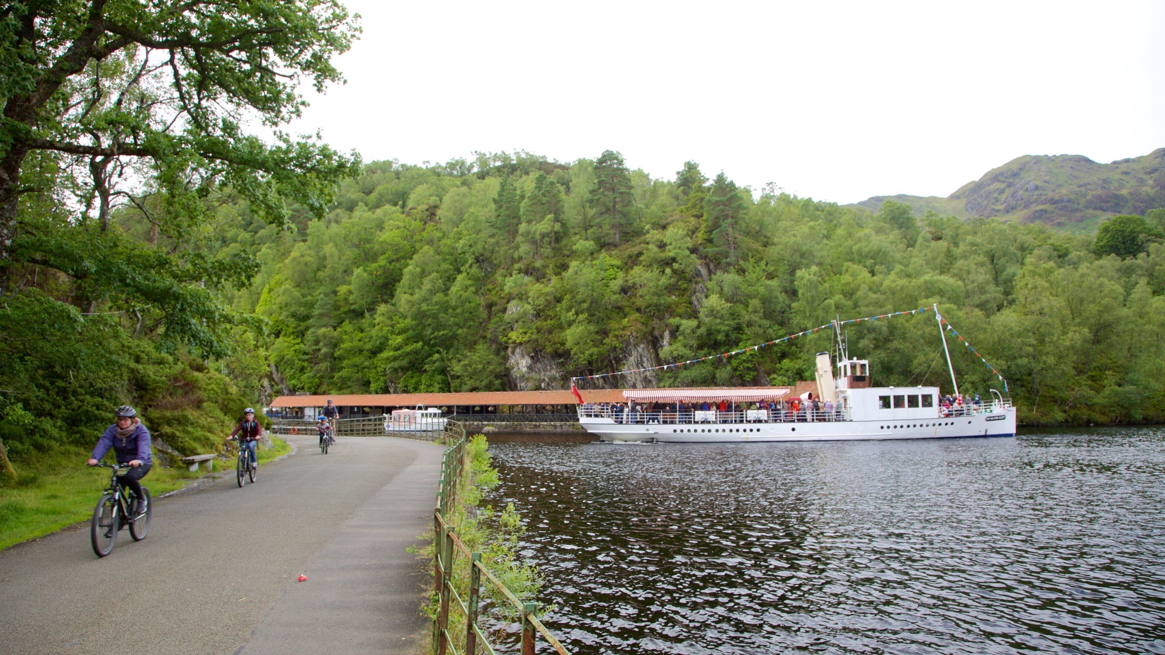 Loch Katrine inclusief een veerboot, fietsen en een meer of poel