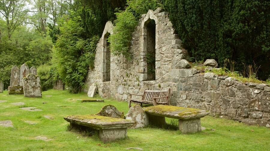 Iglesia de Balquhidder que incluye elementos patrimoniales y un parque
