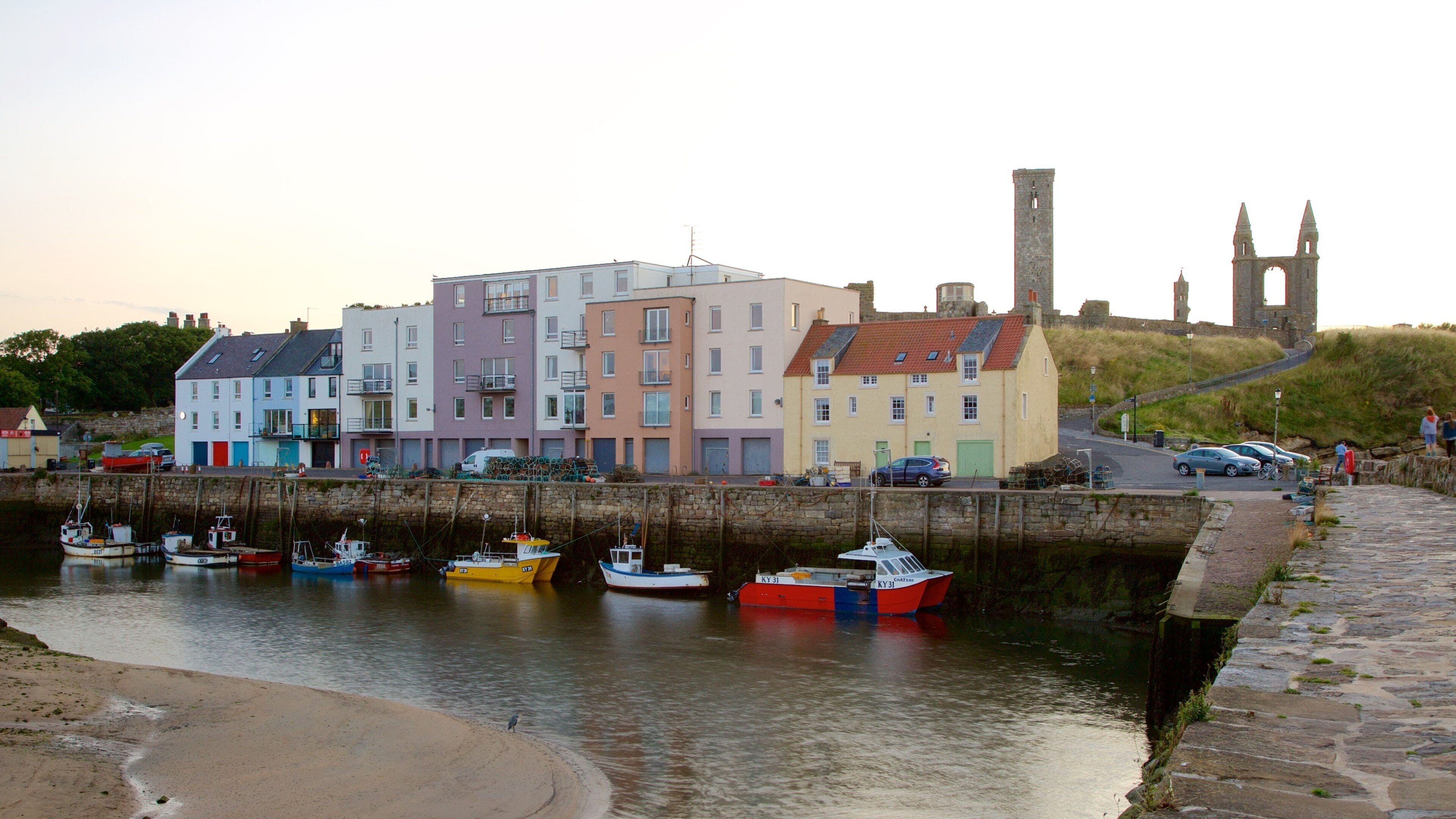세인트 앤드류 대성당 을 특징 보트 타기 과 작은 마을 또는 빌리지