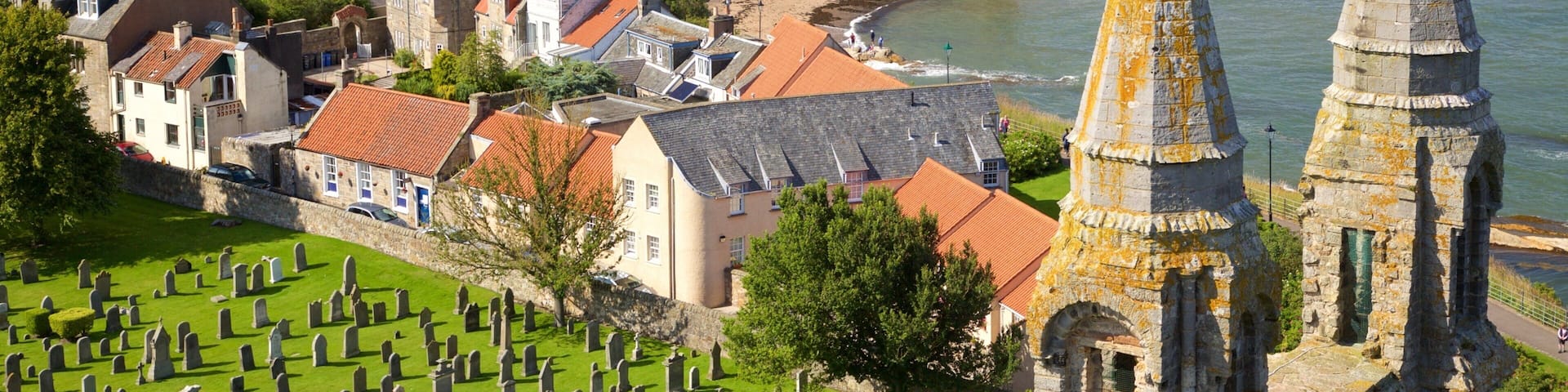 St. Andrew\'s Cathedral presenterar kustutsikter, landskap och en kuststad