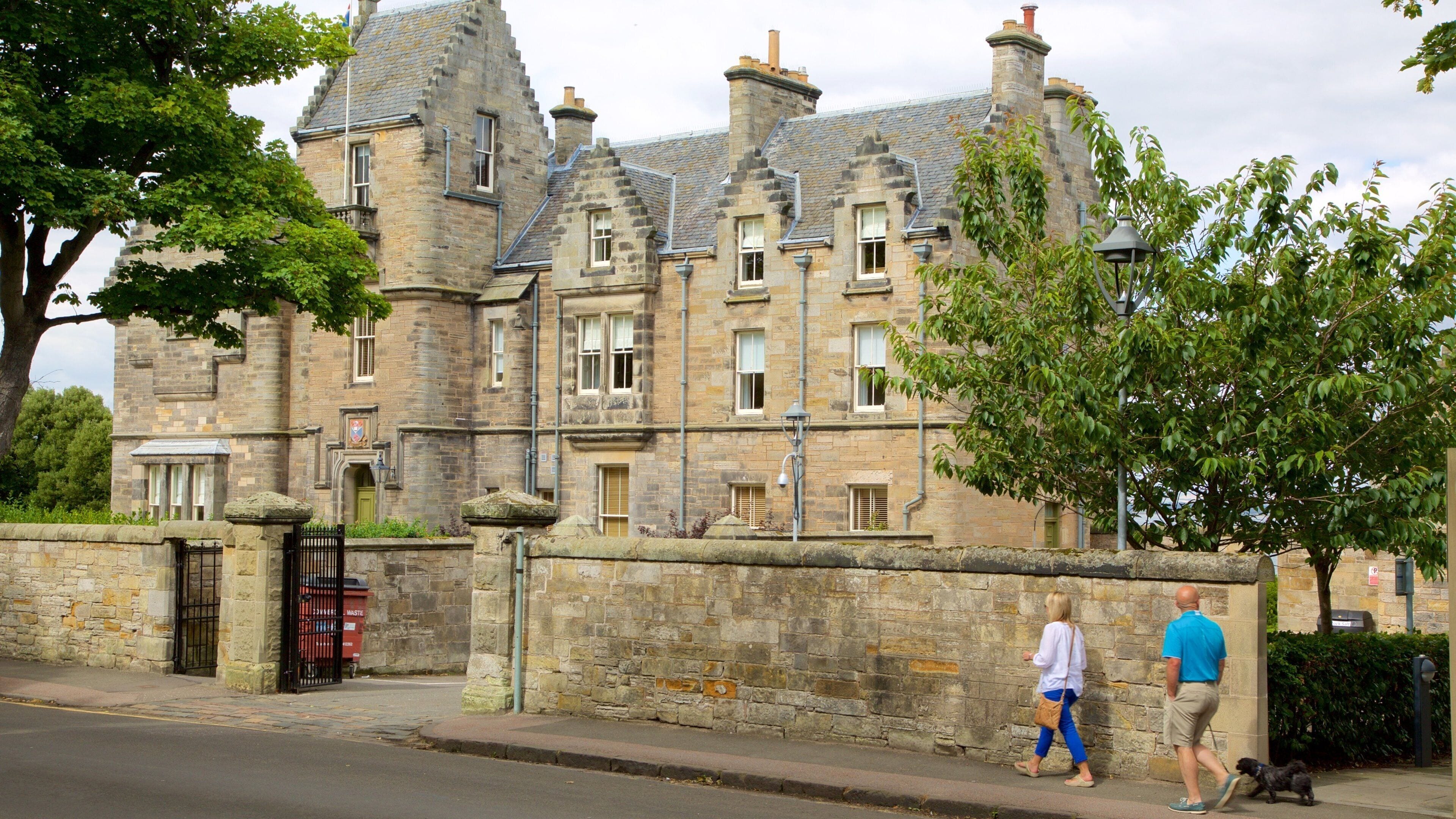 University of St. Andrews fasiliteter samt gatescener, hus og kulturarv