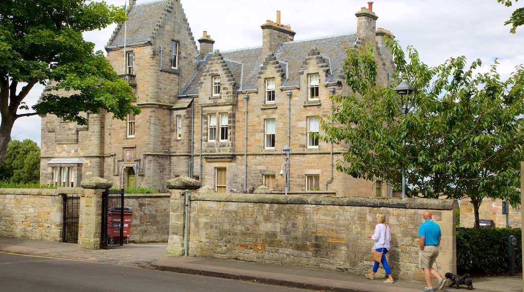 University of St. Andrews que incluye una casa, escenas urbanas y elementos del patrimonio
