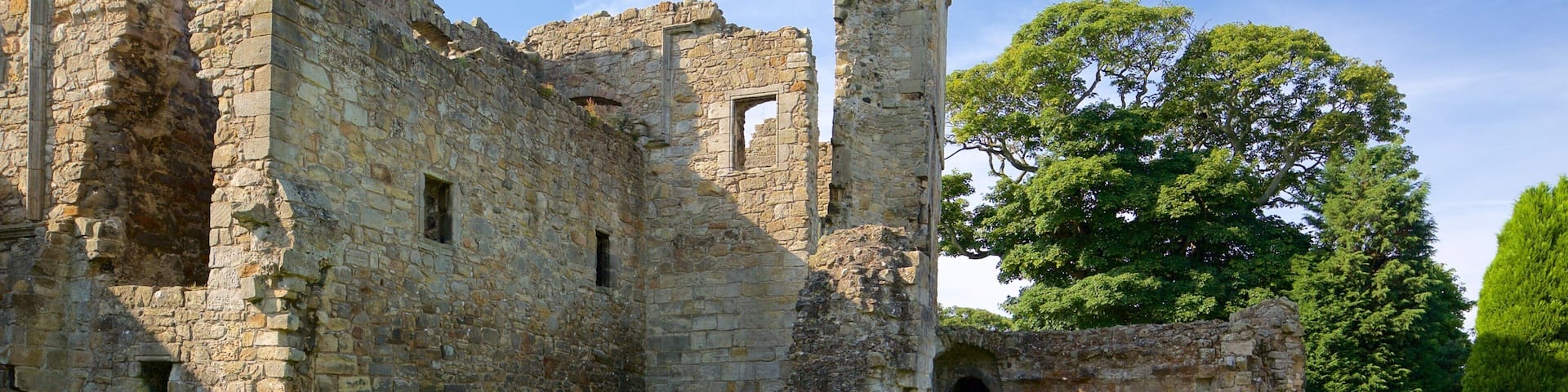Aberdour Castle showing a castle, building ruins and heritage elements