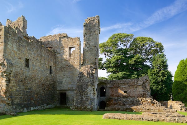 Aberdour Castle showing a castle, building ruins and heritage elements