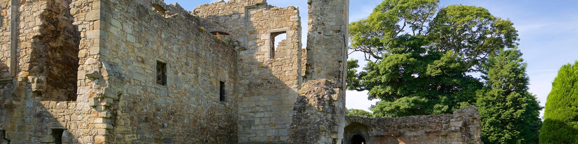 Castelo de Aberdour caracterizando uma ruína, elementos de patrimônio e um pequeno castelo ou palácio