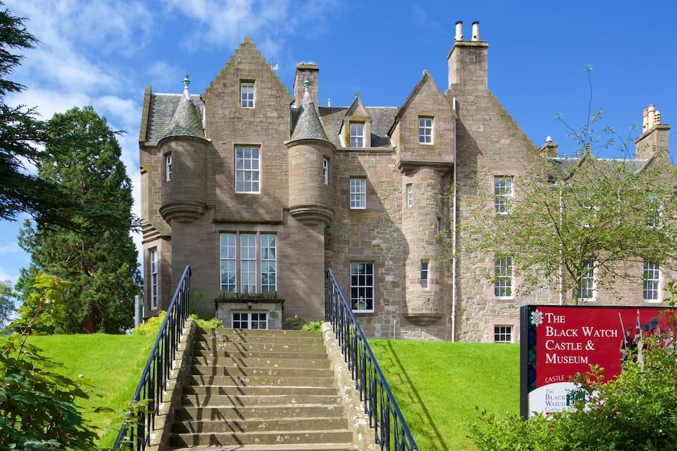 Un grand château en pierre sur lequel on peut lire l’inscription « The Black Watch Castle & Museum ».
