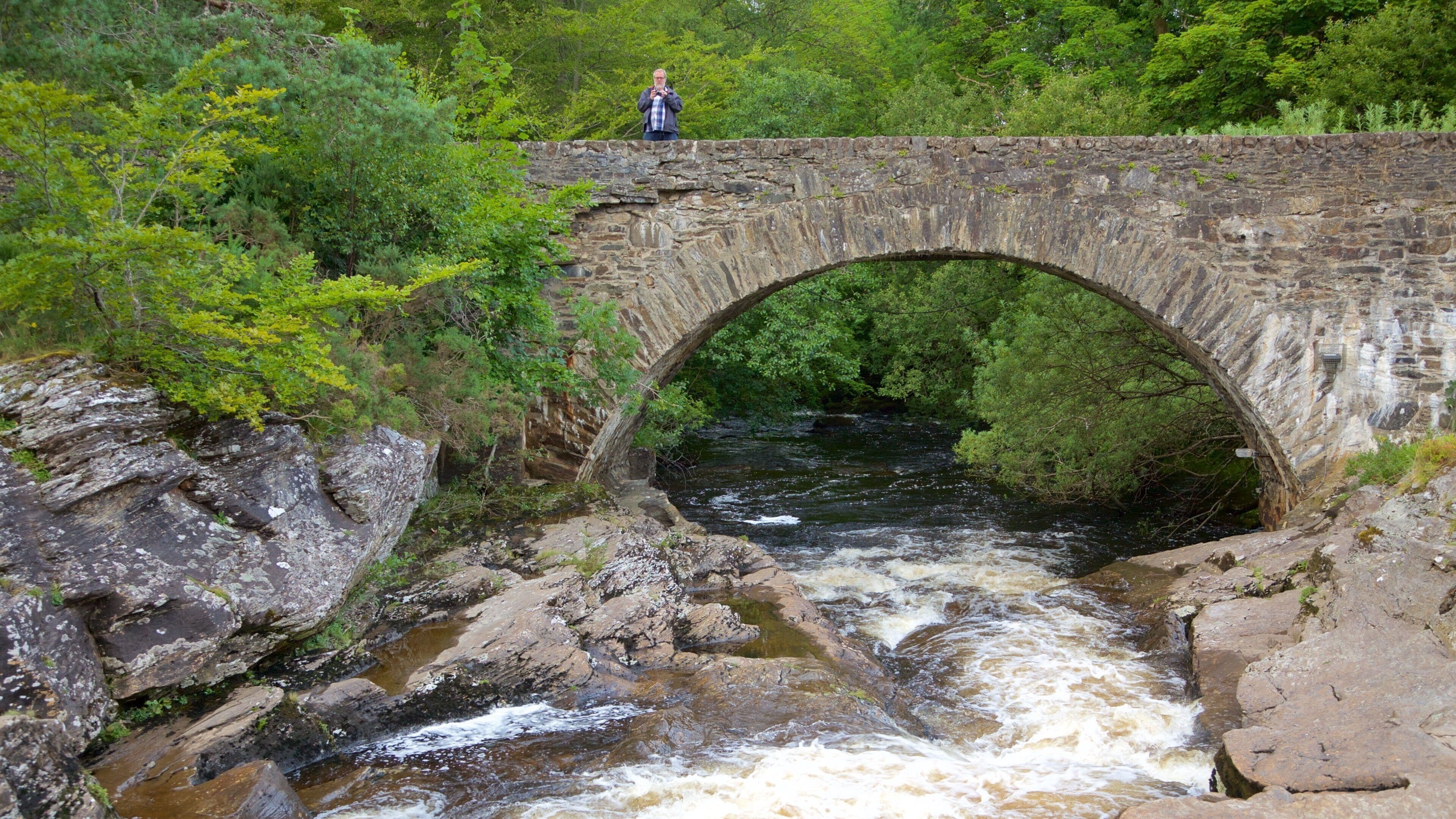 Falls of Dochart which includes a bridge, a river or creek and heritage elements