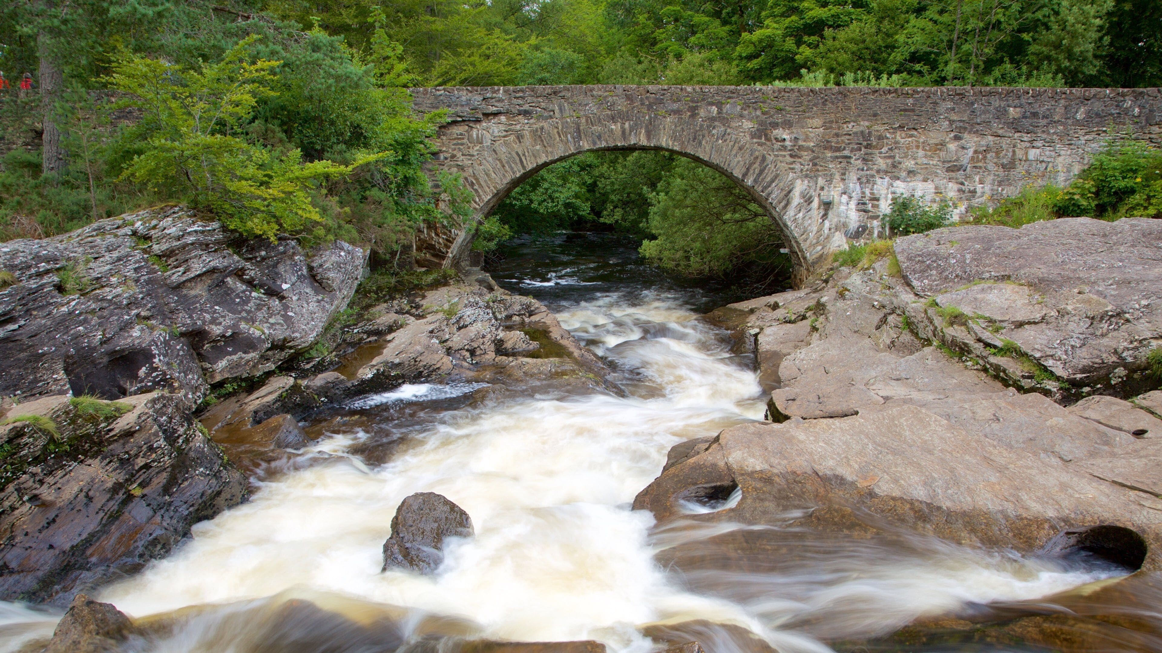 Falls of Dochart which includes rapids and a bridge