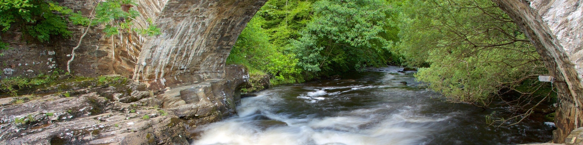 Falls of Dochart mit einem Fluss oder Bach und Brücke