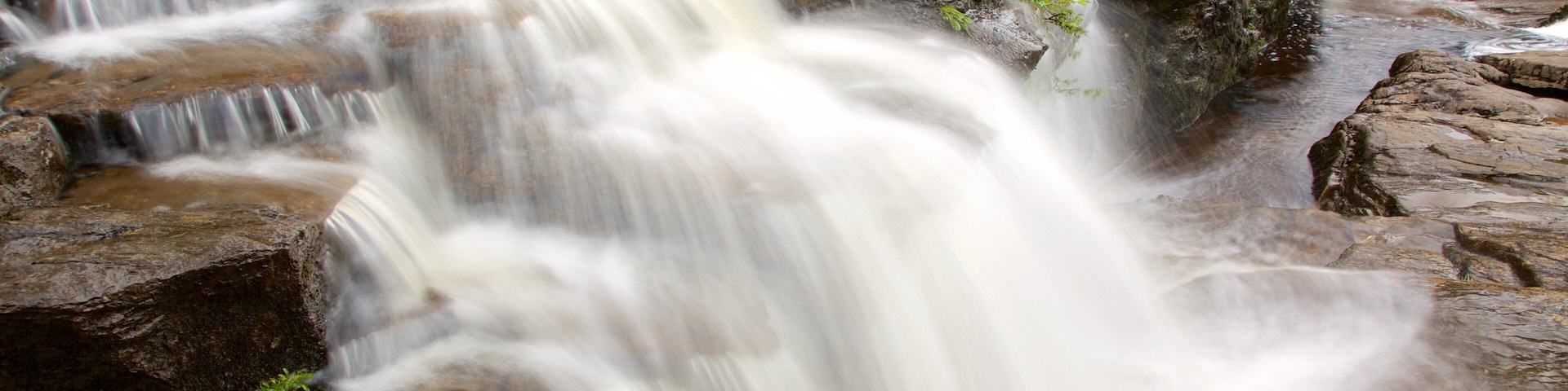 Falls of Dochart mit einem Stromschnellen und Kaskade