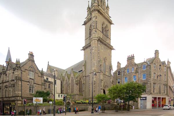 Cathédrale épiscopale St Paul qui includes église ou cathédrale et scÚnes de rue