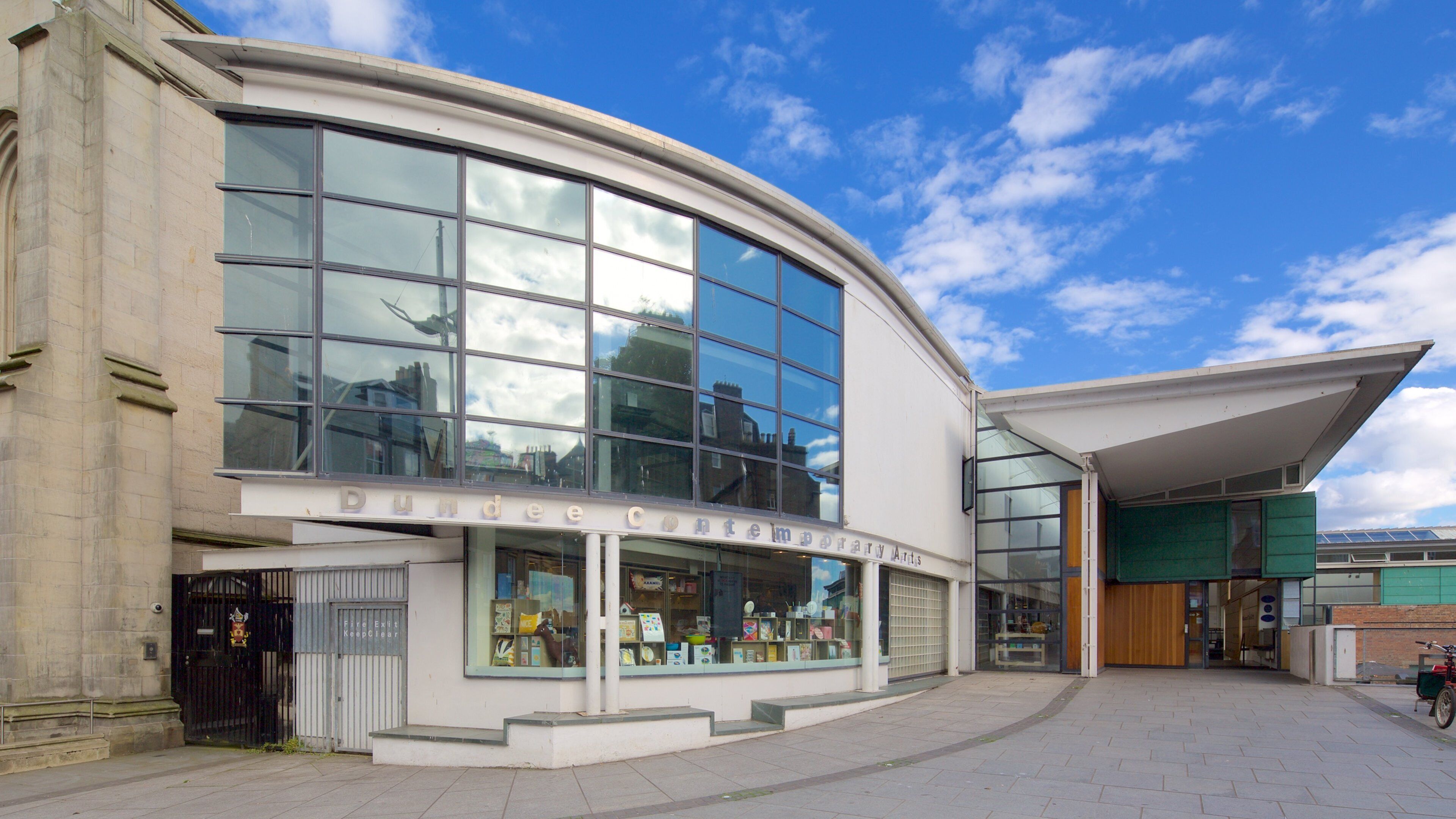 Dundee Contemporary Arts Centre som omfatter gadeliv