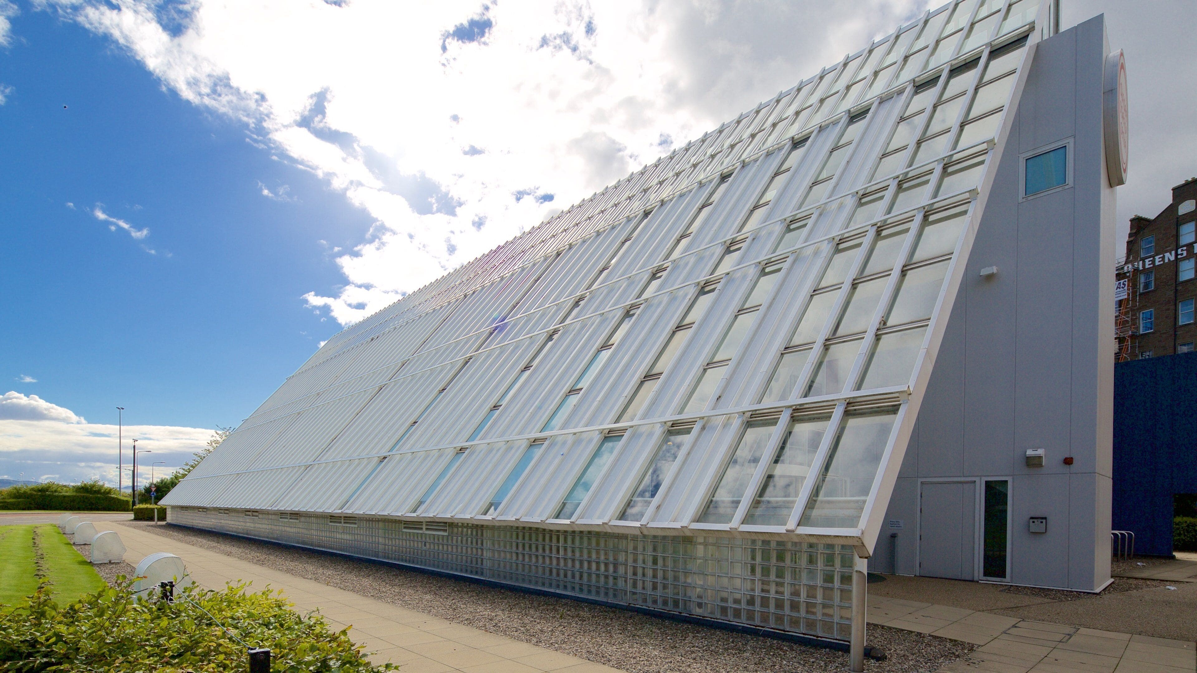 Dundee Science Centre showing modern architecture