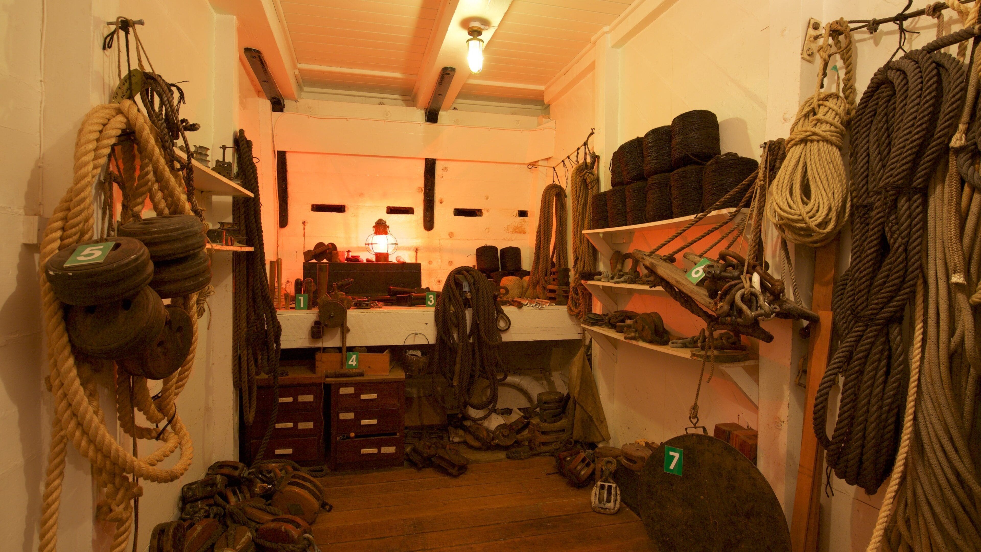 Discovery Point que incluye embarcaciones, vistas de interior y elementos patrimoniales