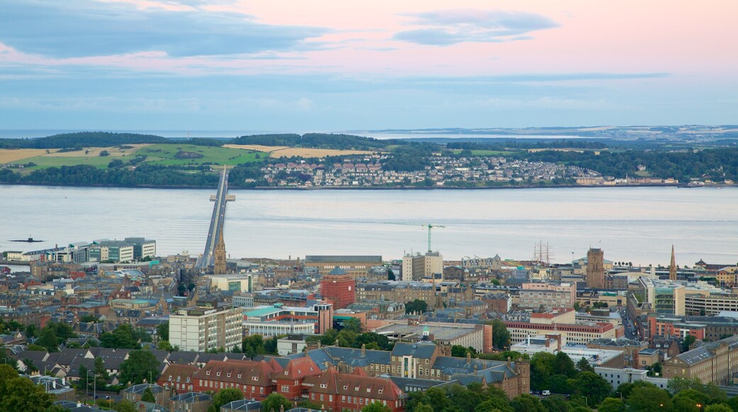 Dundee Law som viser elv eller bekk, bro og liten by eller landsby