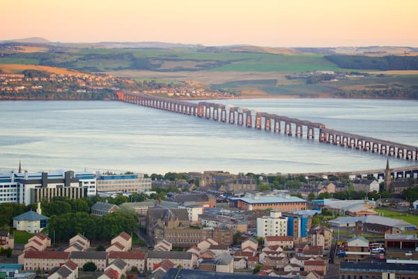 Dundee Law welches beinhaltet BrĂŒcke, Fluss oder Bach und Kleinstadt oder Dorf