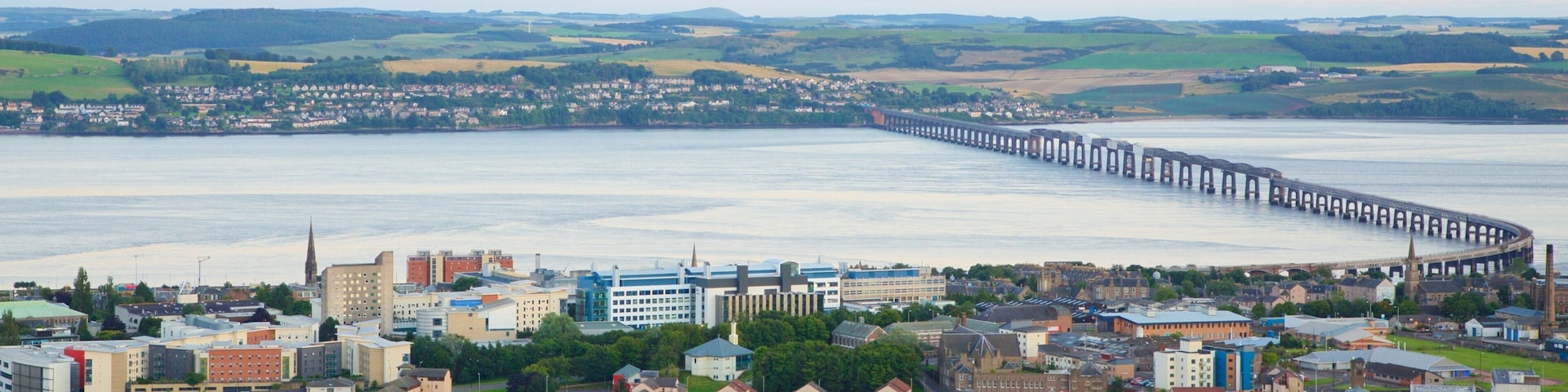 Dundee Law que incluye un atardecer, un río o arroyo y un pueblo