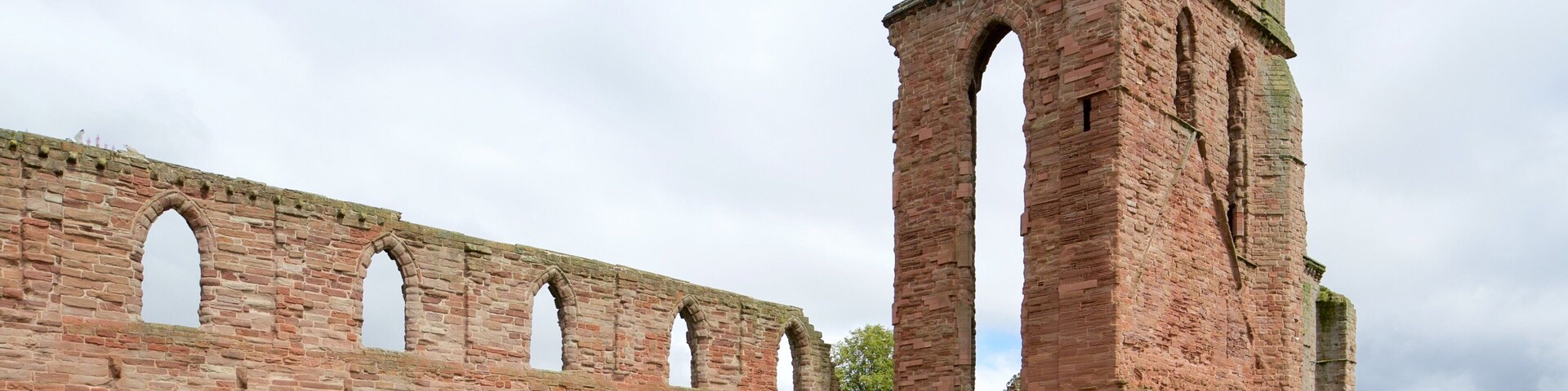 Arbroath Abbey mostrando elementos patrimoniales y una ruina
