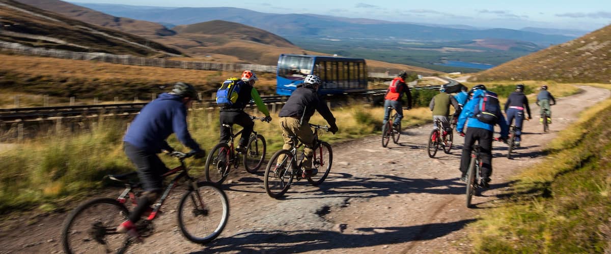 สกีรีสอร์ต Cairngorm เนื้อเรื่องที่ ขี่จักรยานเสือภูเขา และ สิ่งของเกี่ยวกับการรถไฟ ตลอดจน คนกลุ่มใหญ่