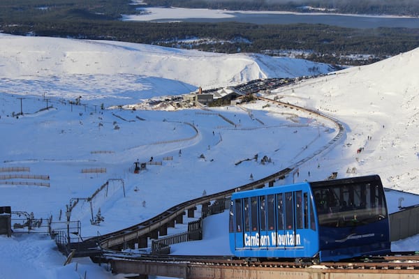 Cairgorn Ski Resort welches beinhaltet Schnee und Eisenbahnbetrieb