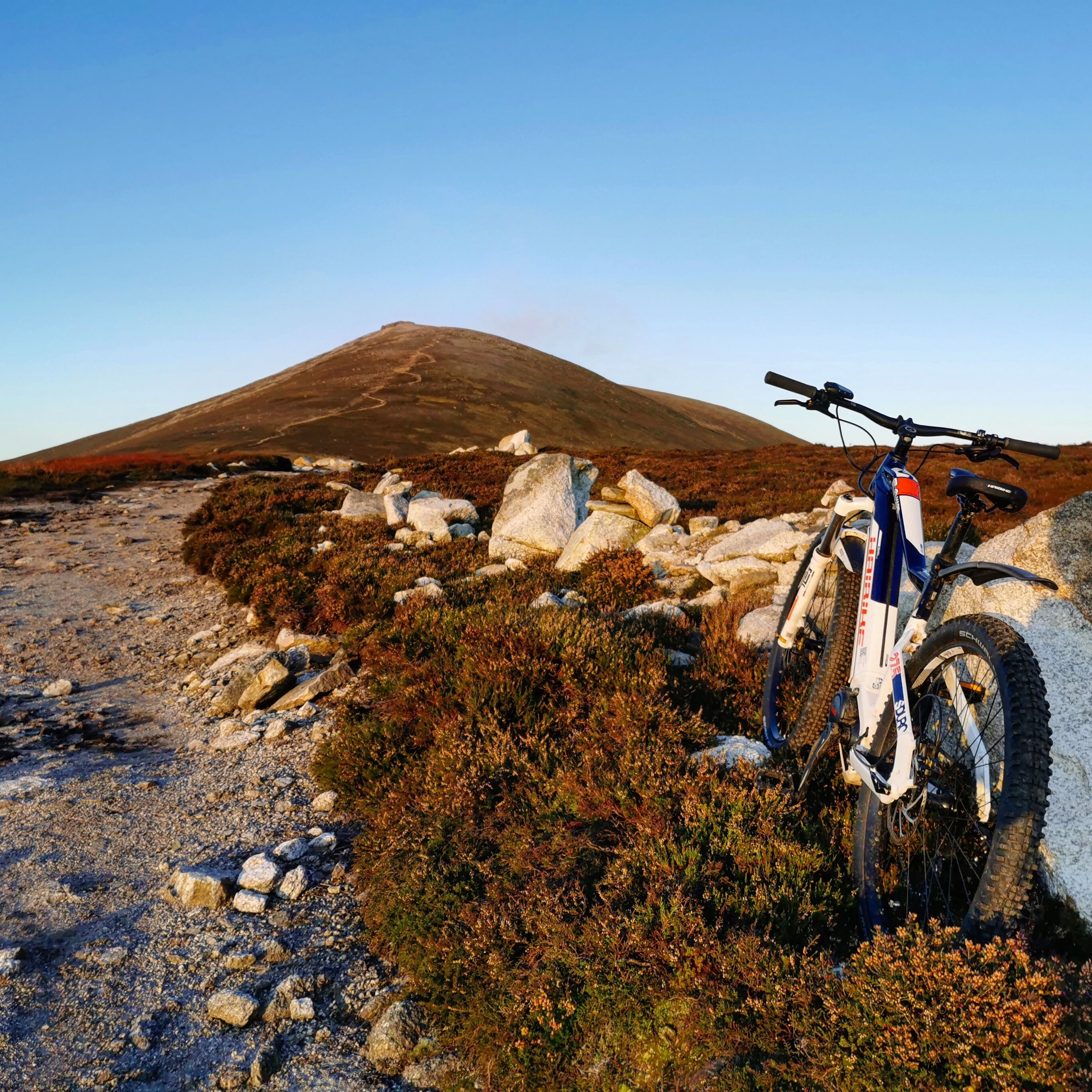 📍Ben Rinnes, by Aberlour
I can see the summit of Ben Rinnes from near my house, but I had to drive 1 hour to reach the car park to start my cycle to the summit.