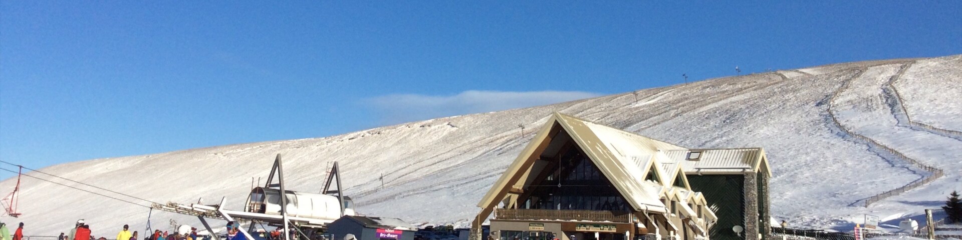 Skigebiet Lecht mit einem Gondel und Schnee