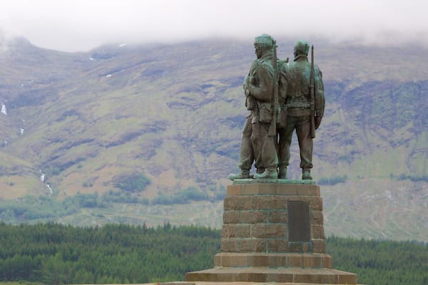 Mémorial des commandos qui includes patrimoine historique, monument et statue ou sculpture