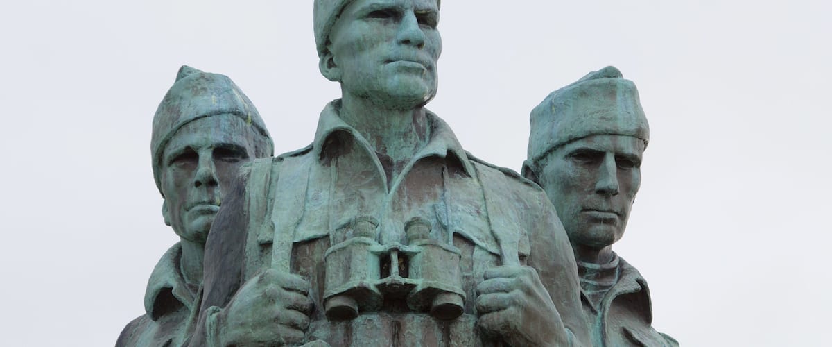 Commando Memorial showing a monument, heritage elements and a statue or sculpture