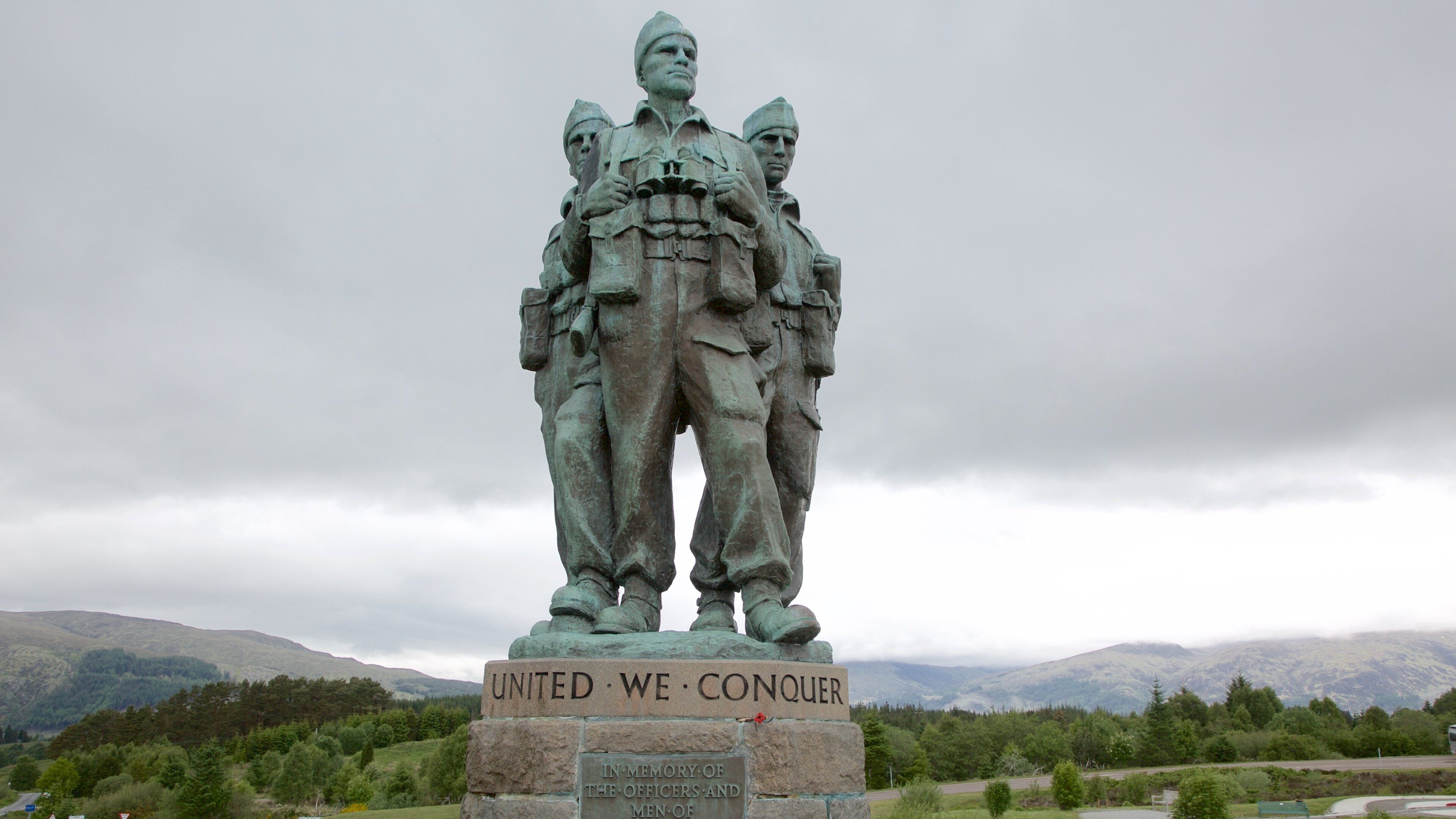 Commando Memorial featuring a statue or sculpture, heritage elements and a monument