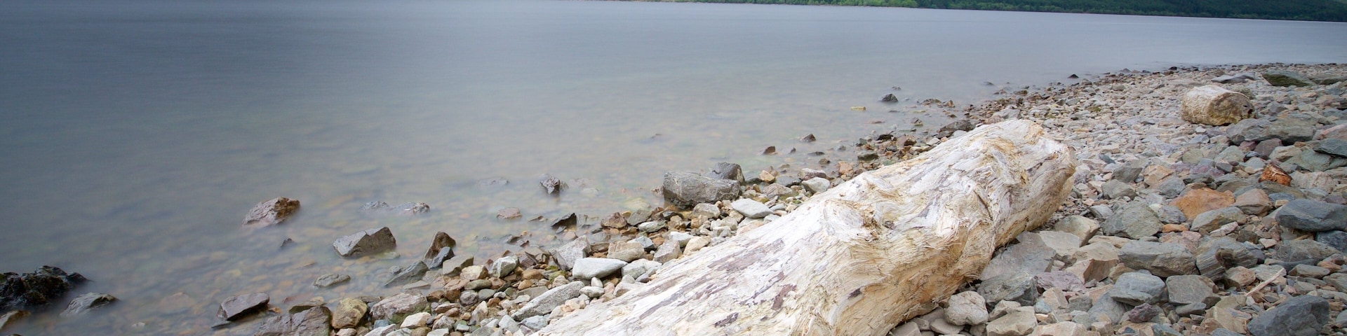 Fort William which includes mountains and a lake or waterhole