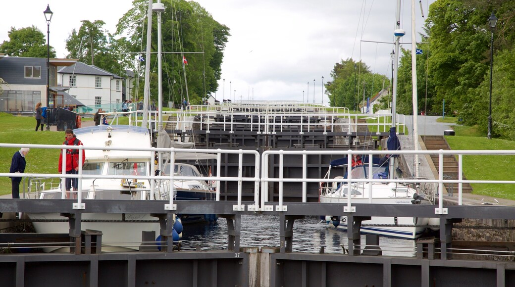 Neptune\'s Staircase som inkluderer bro, seiling og båter