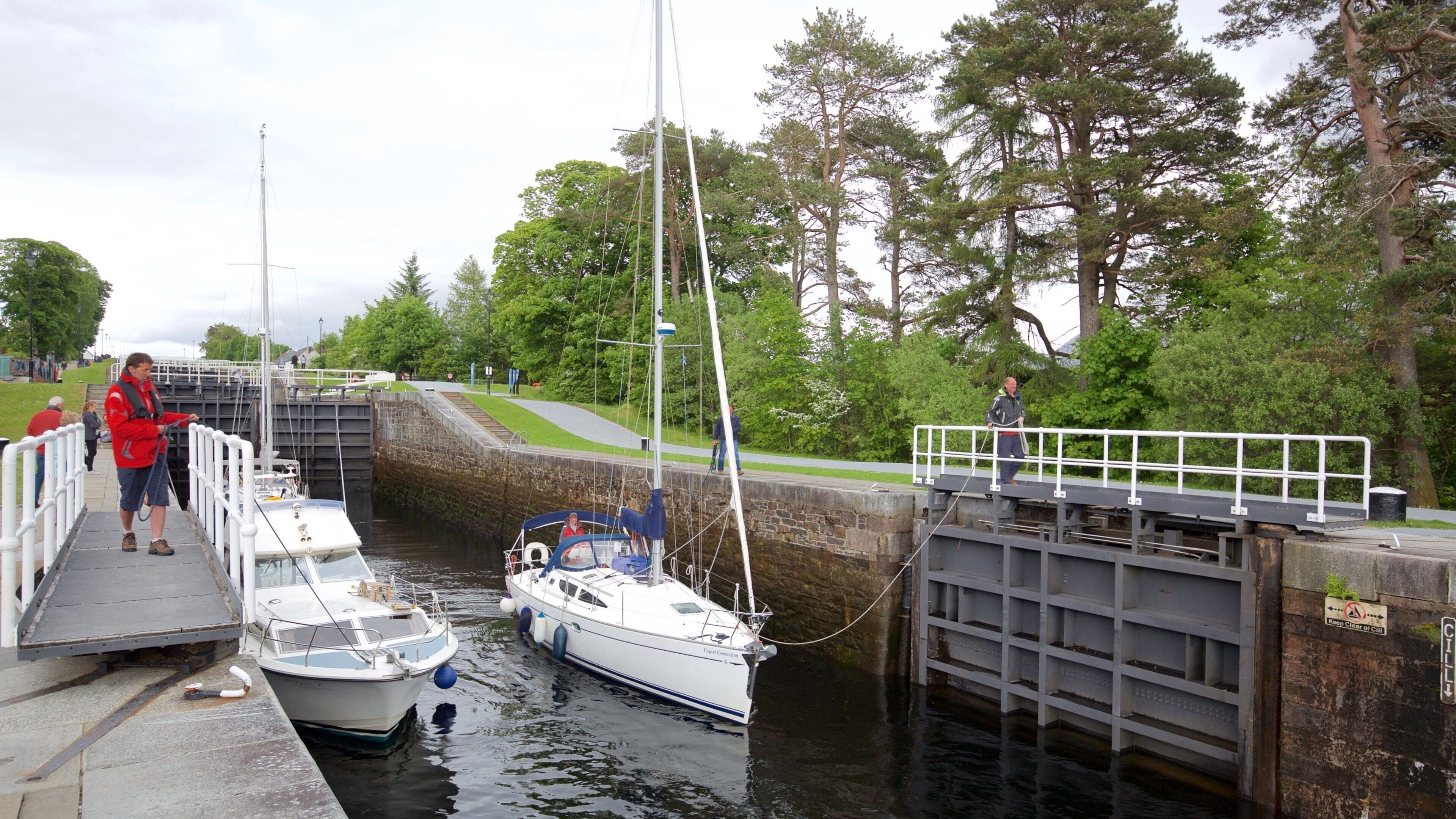 Neptune\'s Staircase which includes a bridge, sailing and boating