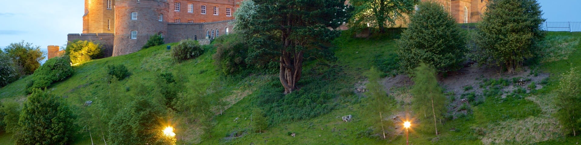 Château d\'Inverness montrant patrimoine architectural, patrimoine historique et château ou palais