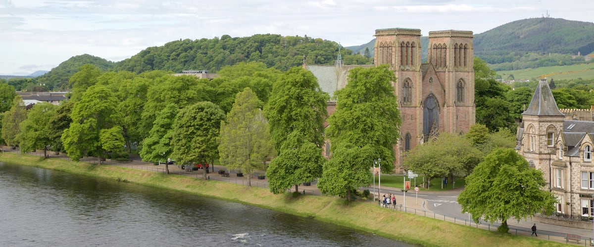 Catedral de Inverness ofreciendo un río o arroyo, patrimonio de arquitectura y una iglesia o catedral
