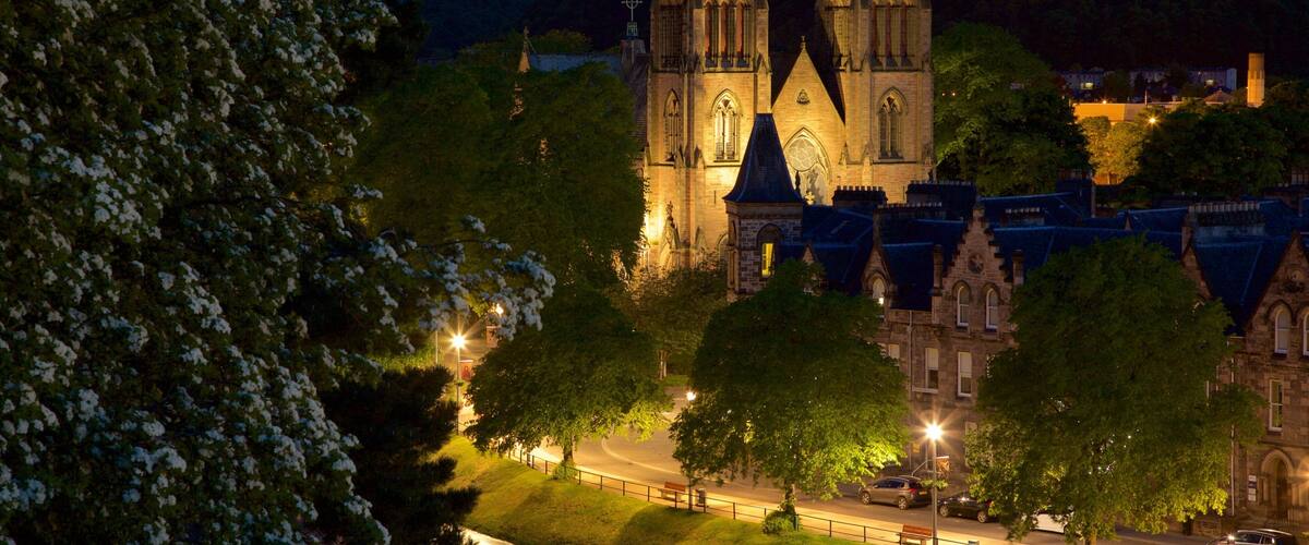 Inverness Cathedral welches beinhaltet historische Architektur, Straßenszenen und bei Nacht
