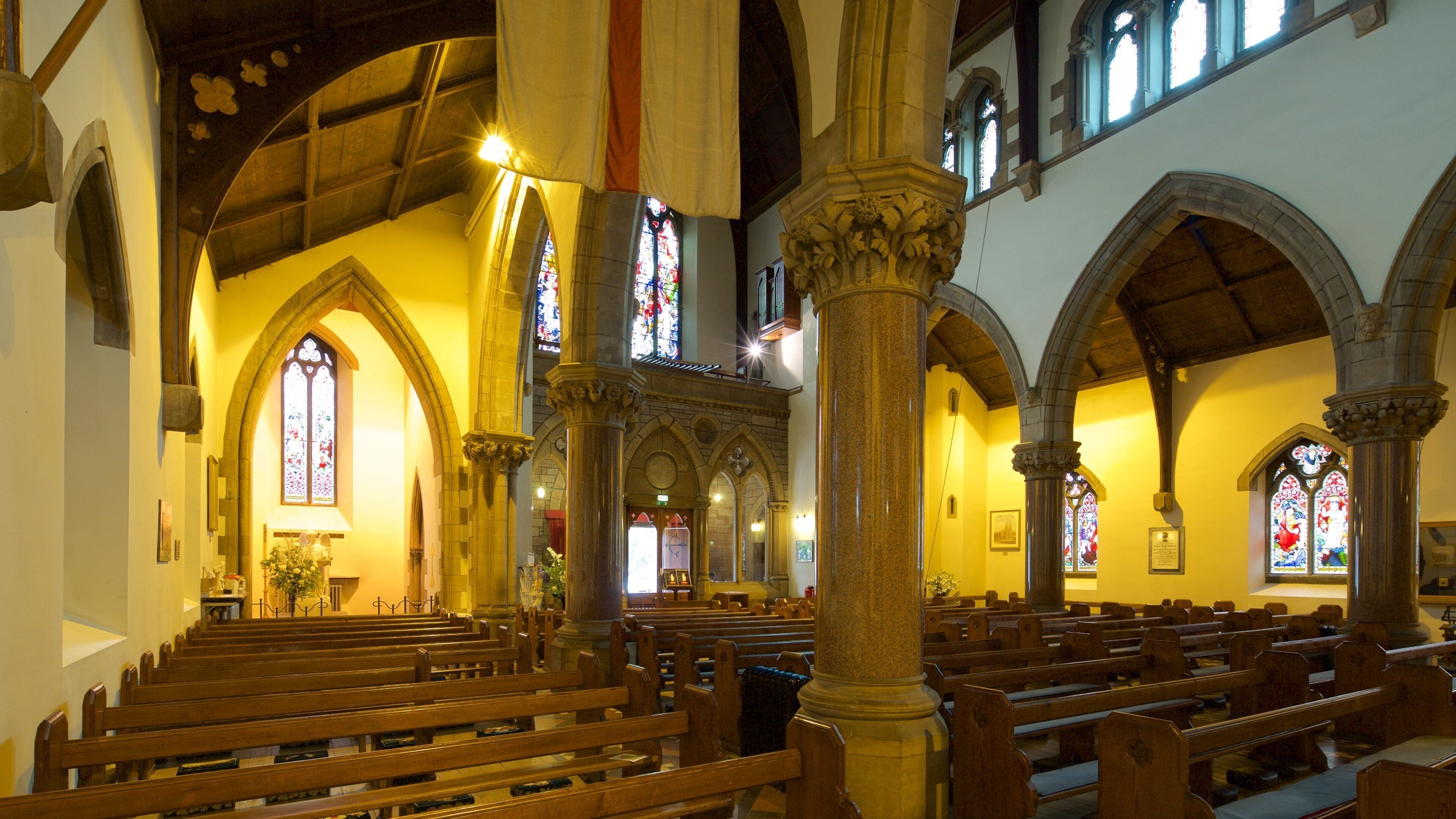 Inverness Cathedral som inkluderer historisk arkitektur, innendørs og kulturarv